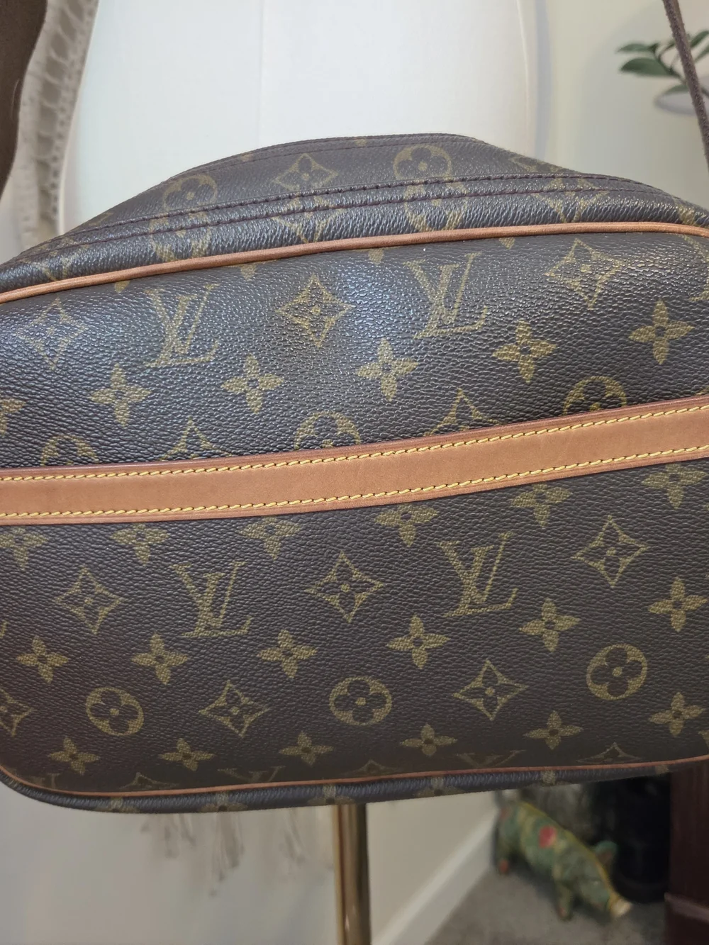 AUTHENTIC LOUIS VUITTON REPORTER BAG WITH COA